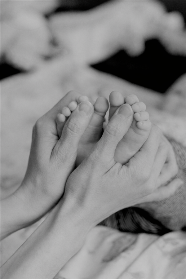 baby feet no ring.png